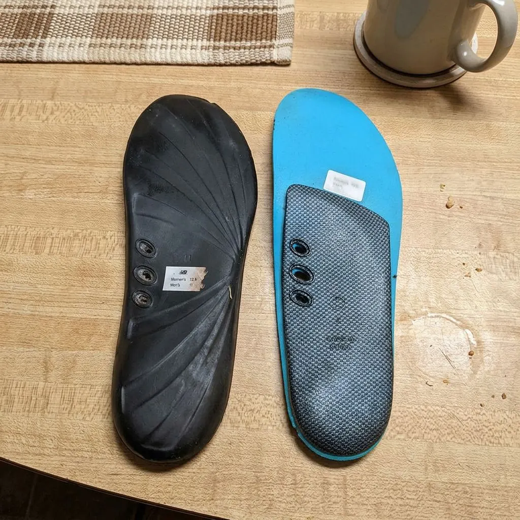 The original discontinued New Balance insole next to the current 10 Seconds 3720 Arch Stability insole