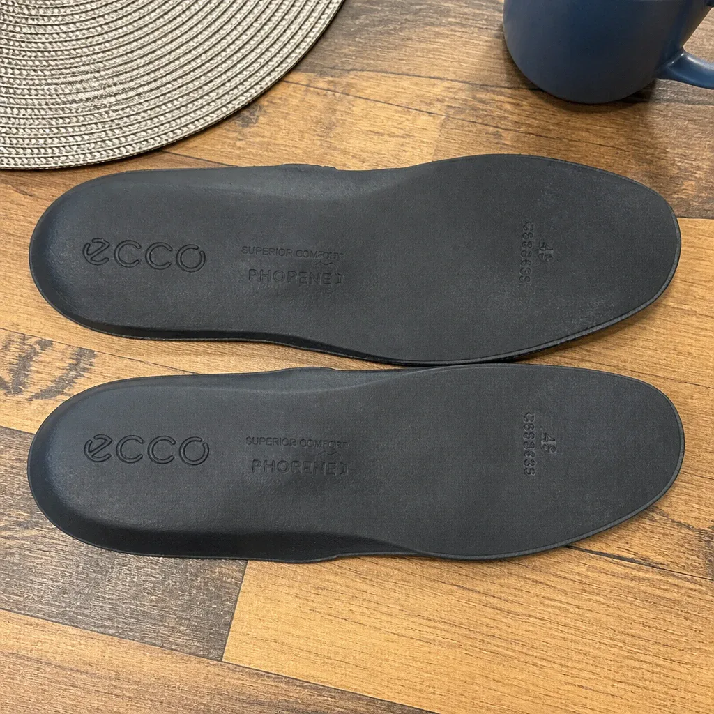 A close-up of an ECCO Comfort Supreme Leather insole's leather top cover and stitched perimeter