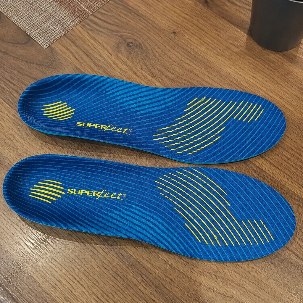 A Fleet Feet Superfeet Run Support High Arch insole laid flat on a kitchen table