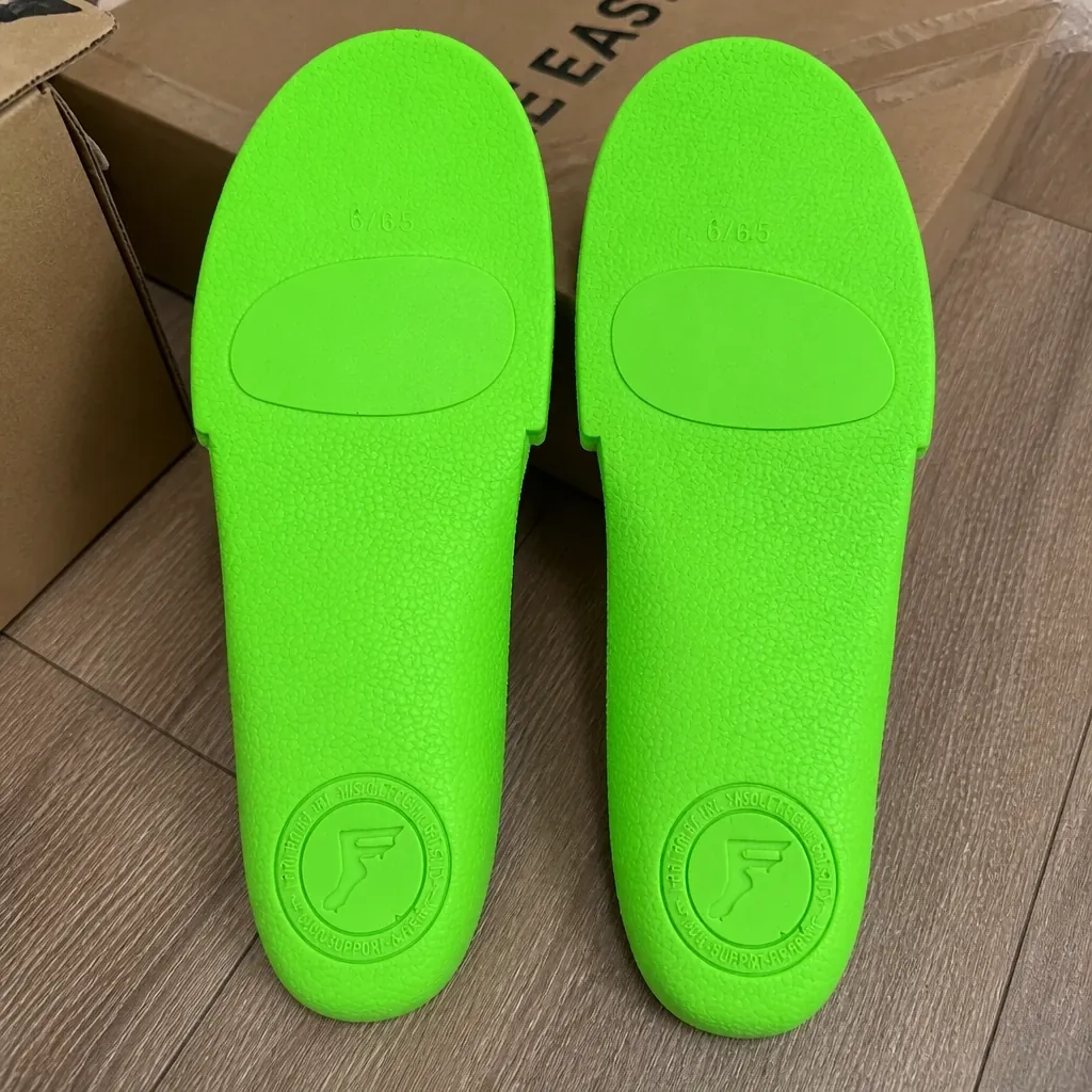 FP Gamechangers Elite insoles beside their packaging on the floor