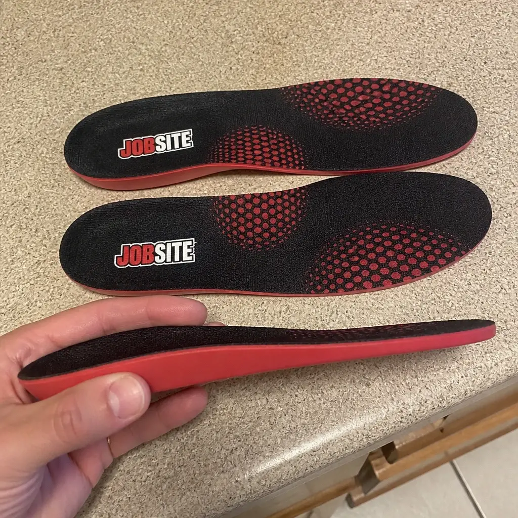 Side profile of the JobSite Heavy Duty insole held sideways in hand